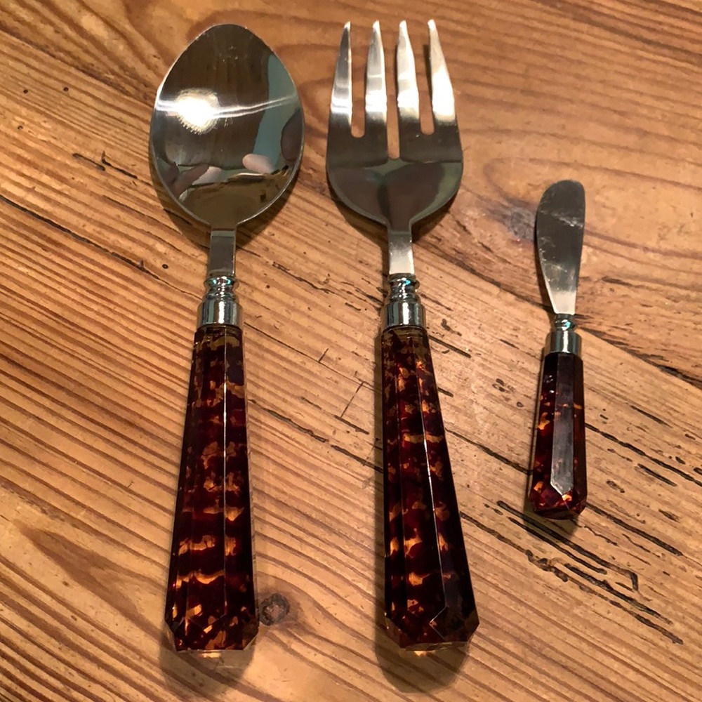 Large tortoise shell salad utensils & butter knife